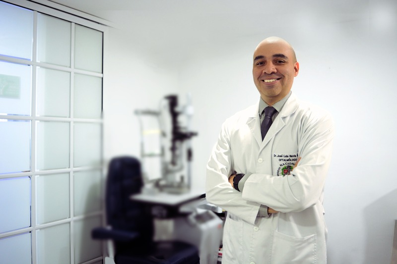 Dr. José Luis Navia Ávila en consulta